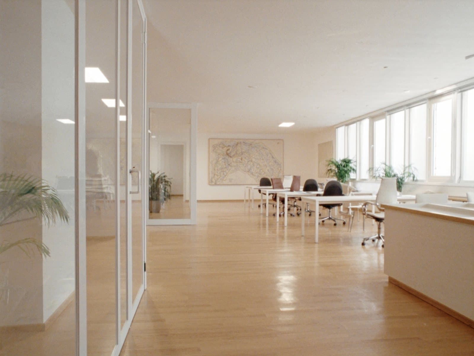 Helles, aufgeräumtes Büro (Beispielbild)