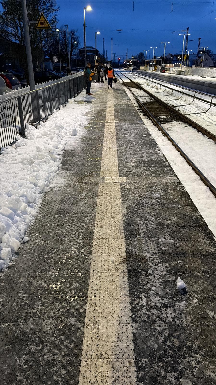 Nachher: geräumter und gestreuter Bahnsteig